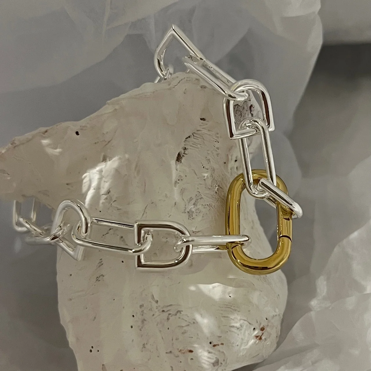 

Autumn G and Winter New Simple Design Fashion Style Chain Contrast Color Bracelet Women's Sweet Cool Wind High