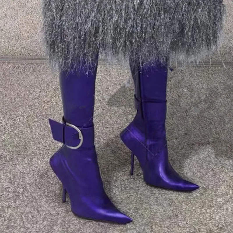 

Женские кожаные сапоги до колена, с острым носком и металлической пряжкой