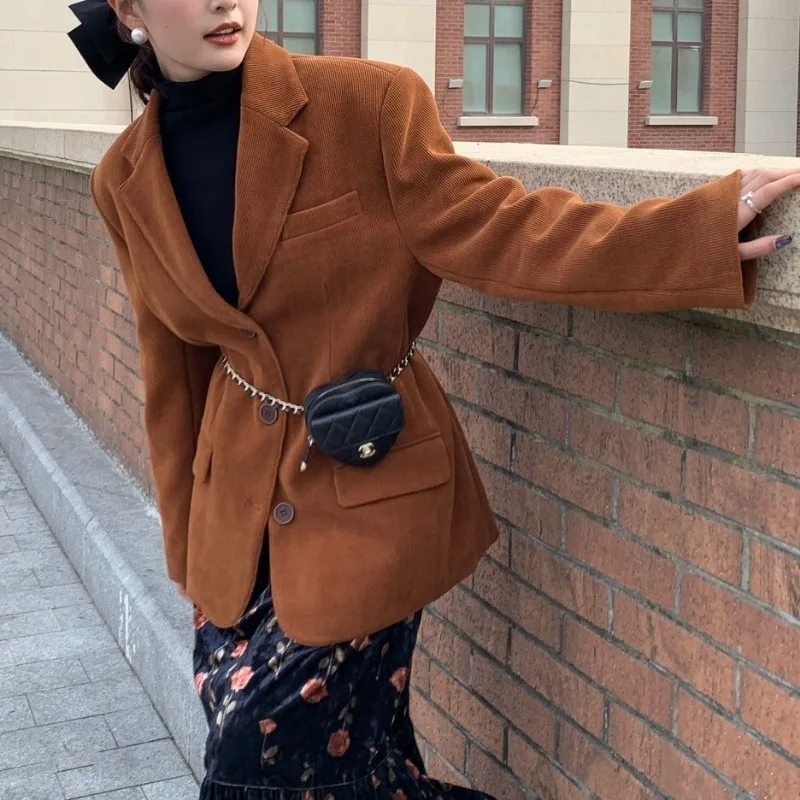 Рисунок 3 - Женский вельветовый пиджак в стиле ретро