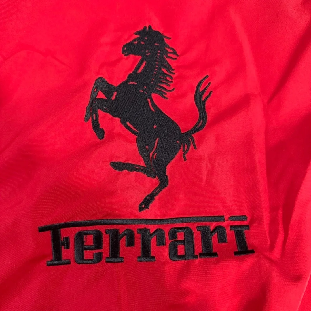 Фото Куртка Ferrari с вышивкой, доступна в тонком и плотном вариантах, ветрозащитная, теплая, с вышивкой, красная куртка Ferrari №3