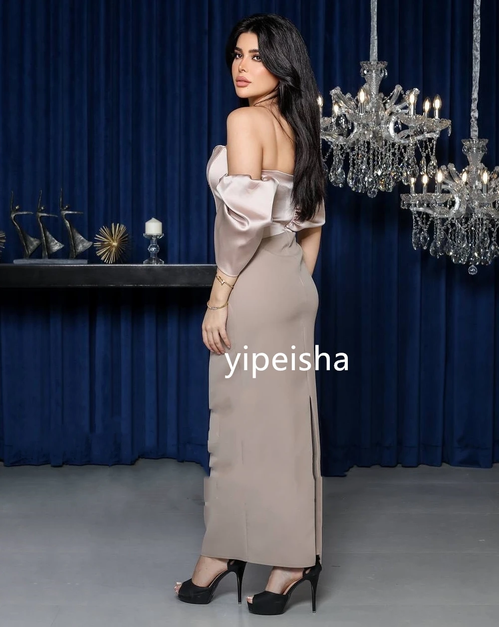 Индивидуальные одинаковые трикотажные плиссированные платья миди с открытыми