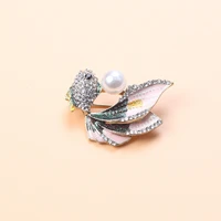 boutique personality pearl goldfish brooch ltalian sandblasting wild animal pin new temperament corsage