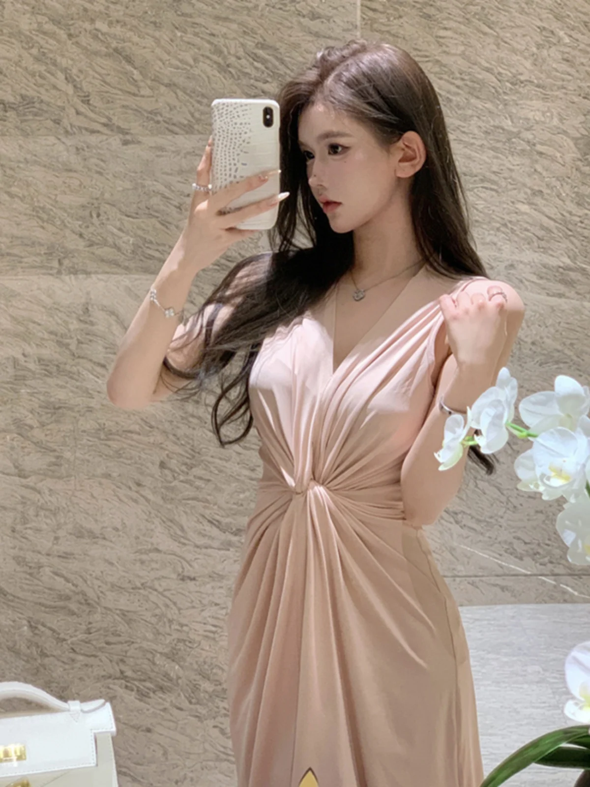 Женское платье с V-образным вырезом без рукавов