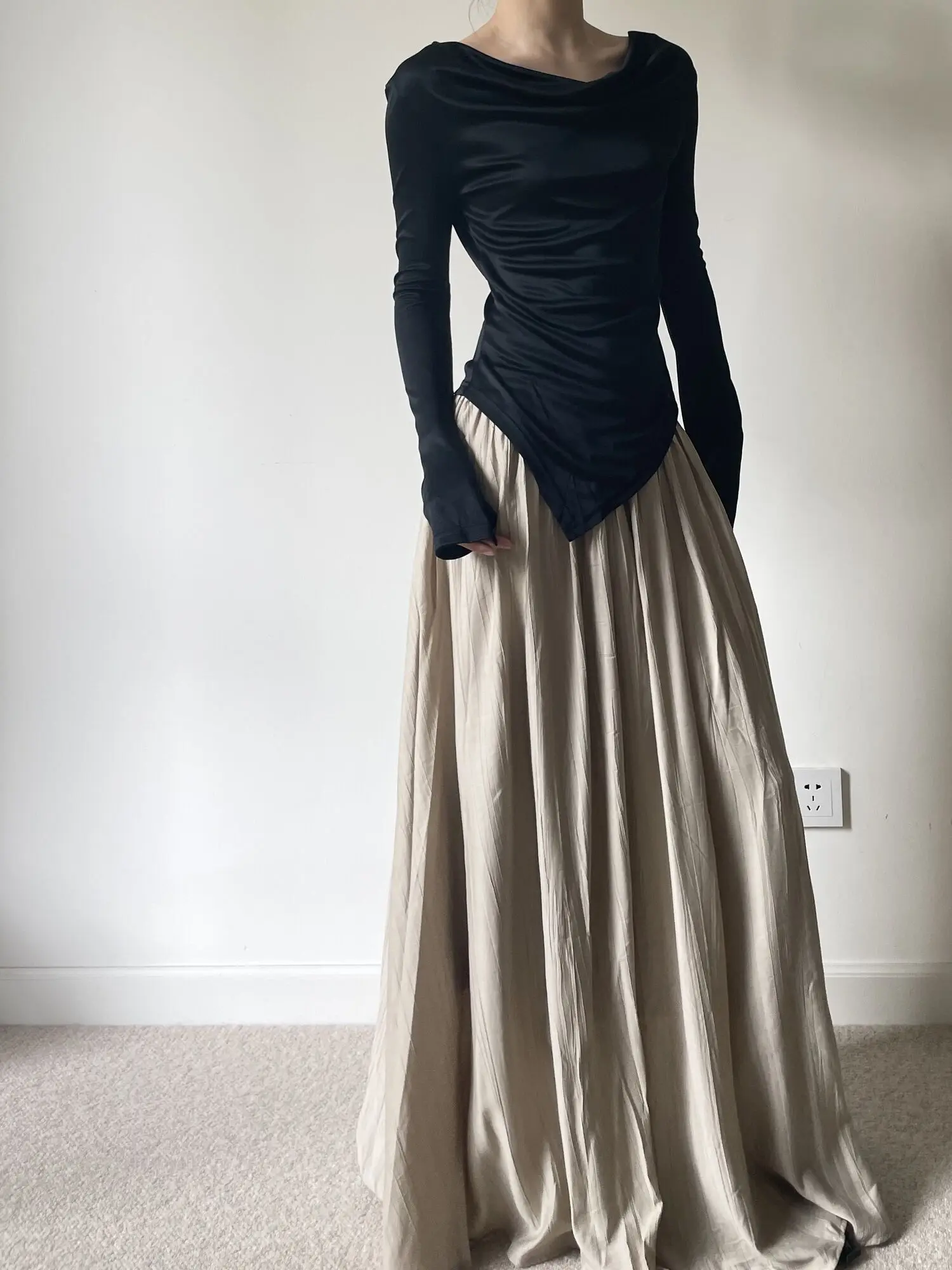 Футболка с асимметричным воротником и длинными рукавами