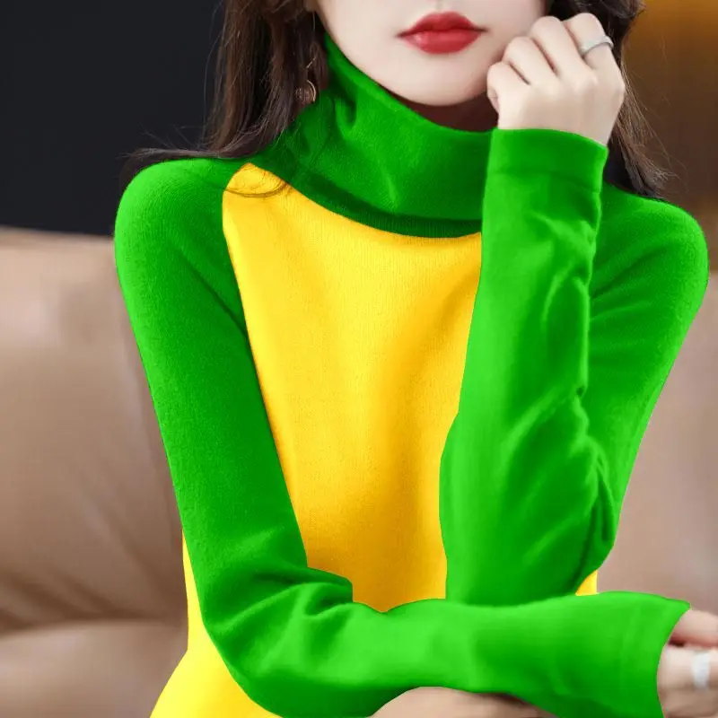 Женский трикотажный свитер с высоким воротником