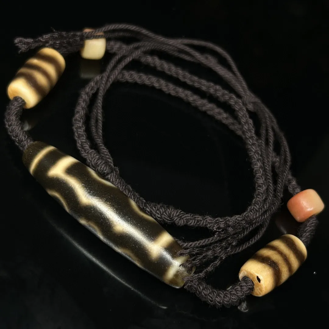 Ожерелье из черного золота с бусинами Дзи