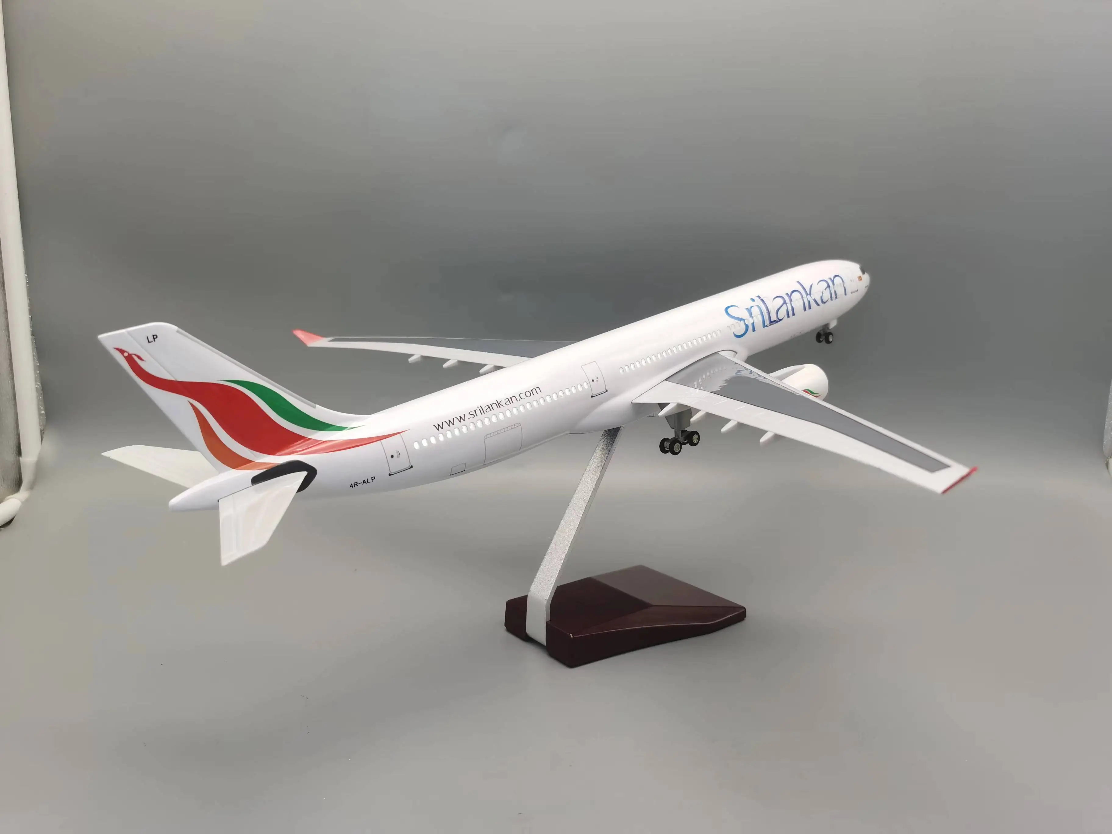Масштаб 1:135 47 см модель авиакомпании srilanggairlines A330 с посадочным шасси светящиеся