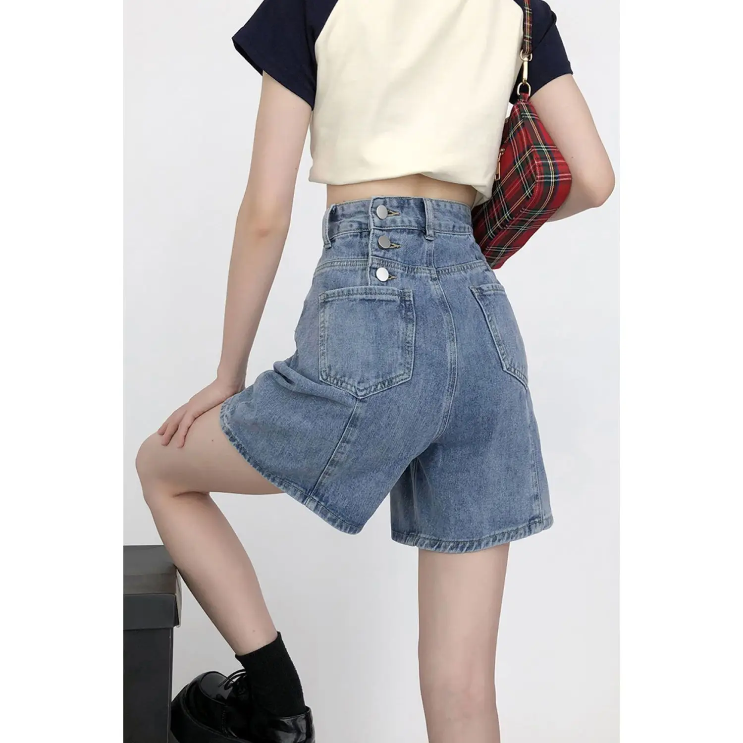 New For Summer 2023 Blue Women's High-waisted Denim Shorts Button Design Leisure Nickel Pants
