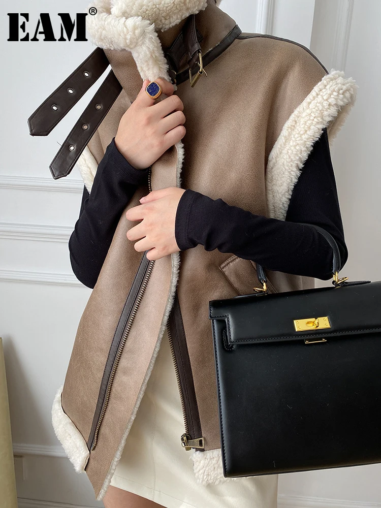 

[EAM] Women Loose Fit Coffee Lambswool Leather Big Size Vest New Stand Collar Sleeveless Fashion Tide Autumn Winter 2023 1DF2871