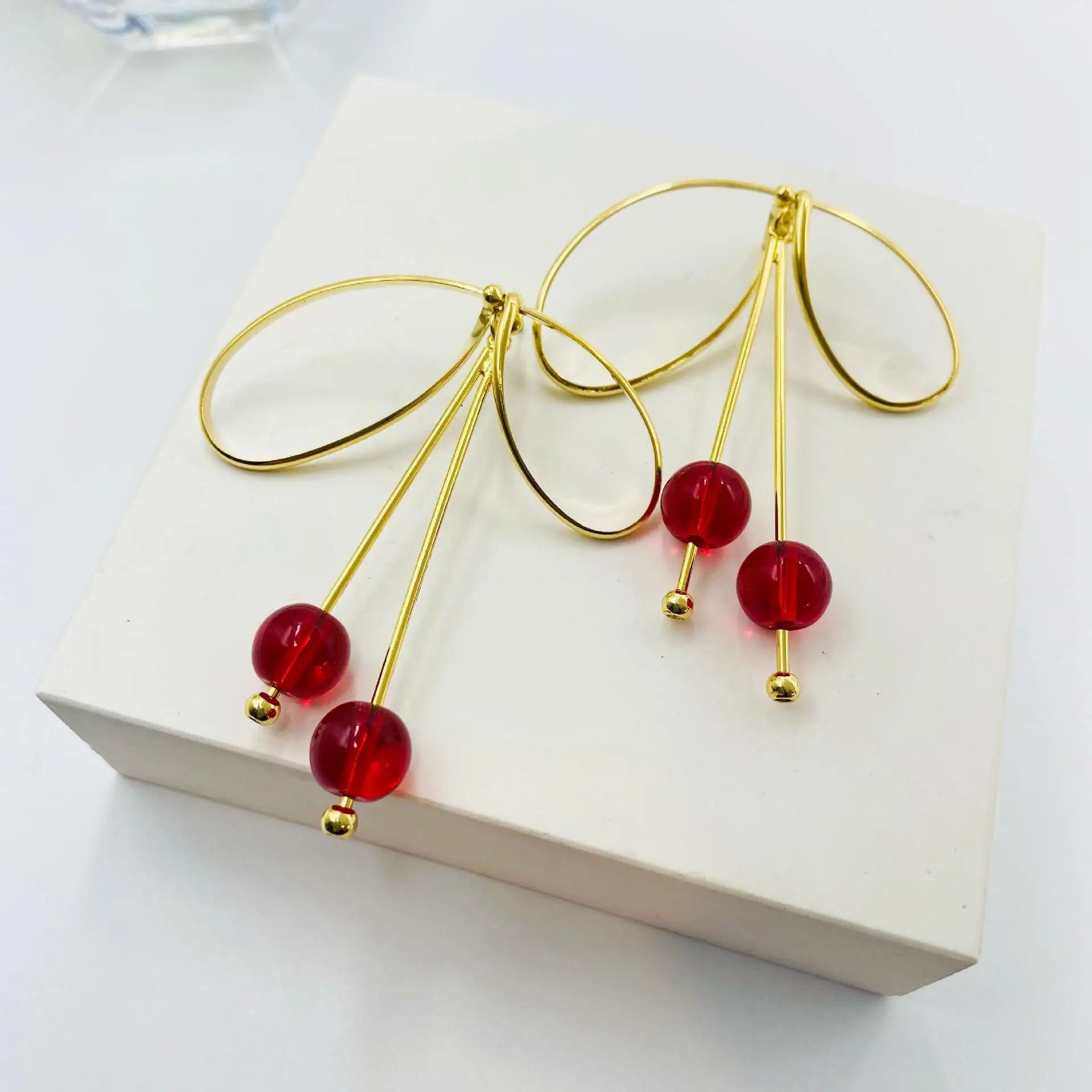 

Красные серьги-вишенки, тонкая женская фотосессия, новые индивидуальные серьги-гвоздики с бантом