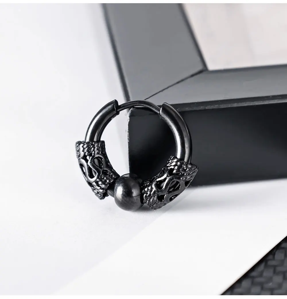 Серьги-гвоздики в готическом стиле