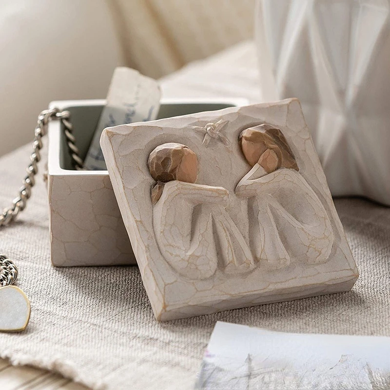 

Couple Storage Box Embrace Friendship Sculpted Keepsake Resin Sclupture Ornament Love Embrace Jewelry Box Valentine’s Day Gift