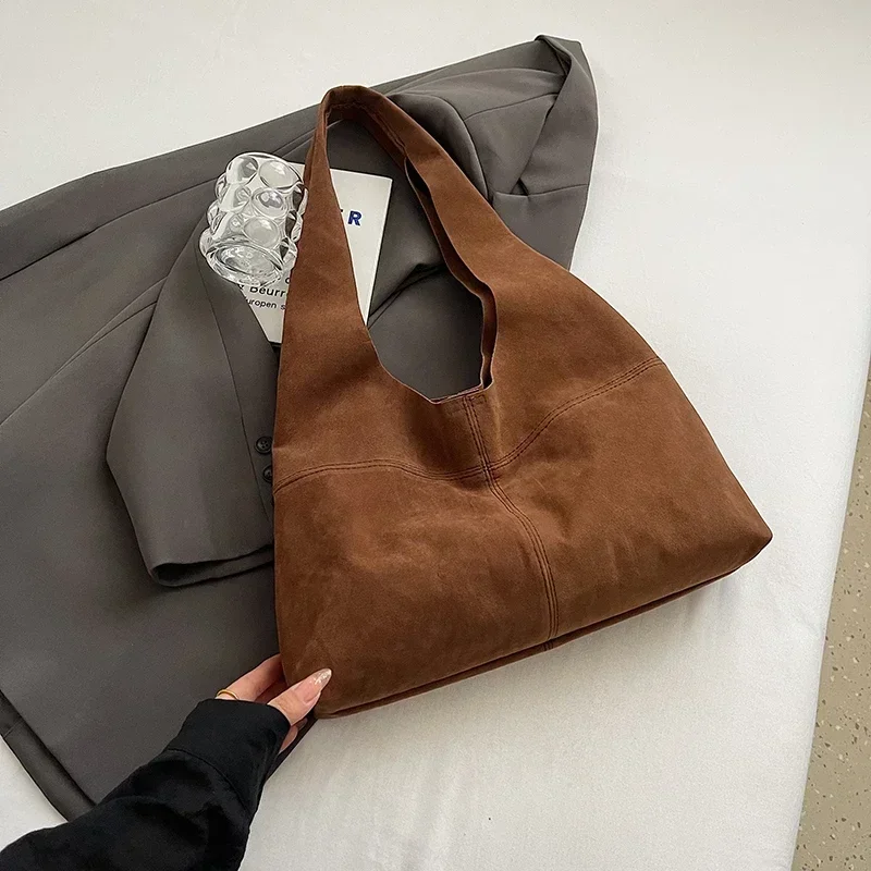 Большая вместительная замшевая сумка в стиле ретро простая для мамы под мышками