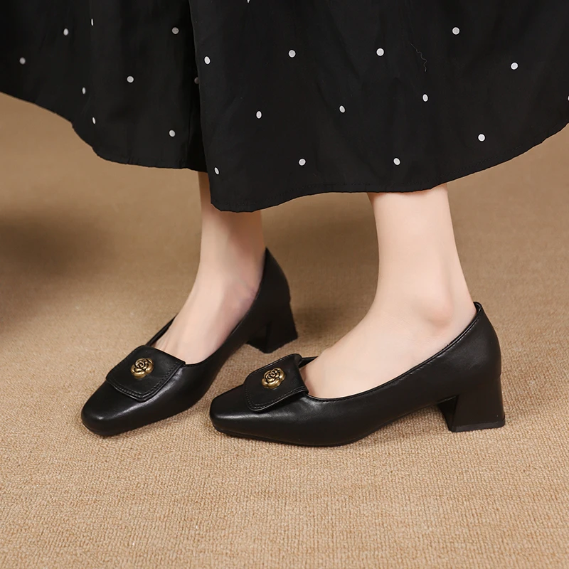 Женские классические туфли-лодочки на среднем каблуке с острым носком