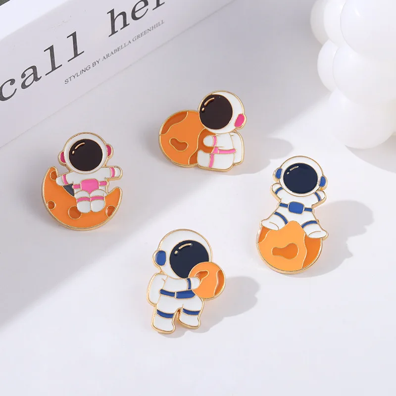 Эмалированная брошь в виде Луны и астронавта