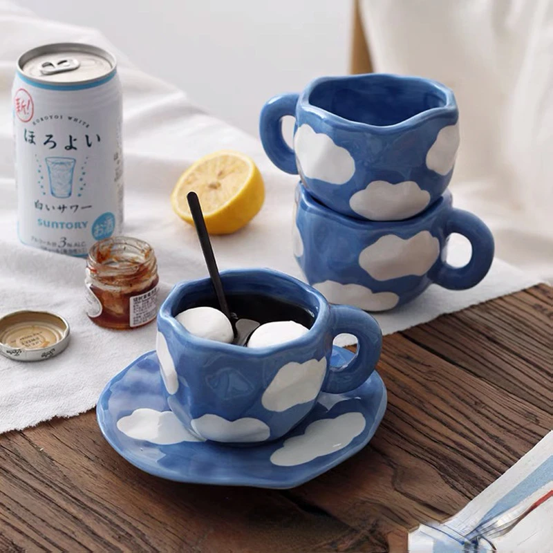 Ручная роспись кофейная чашка с синим небом и белыми облаками блюдцем