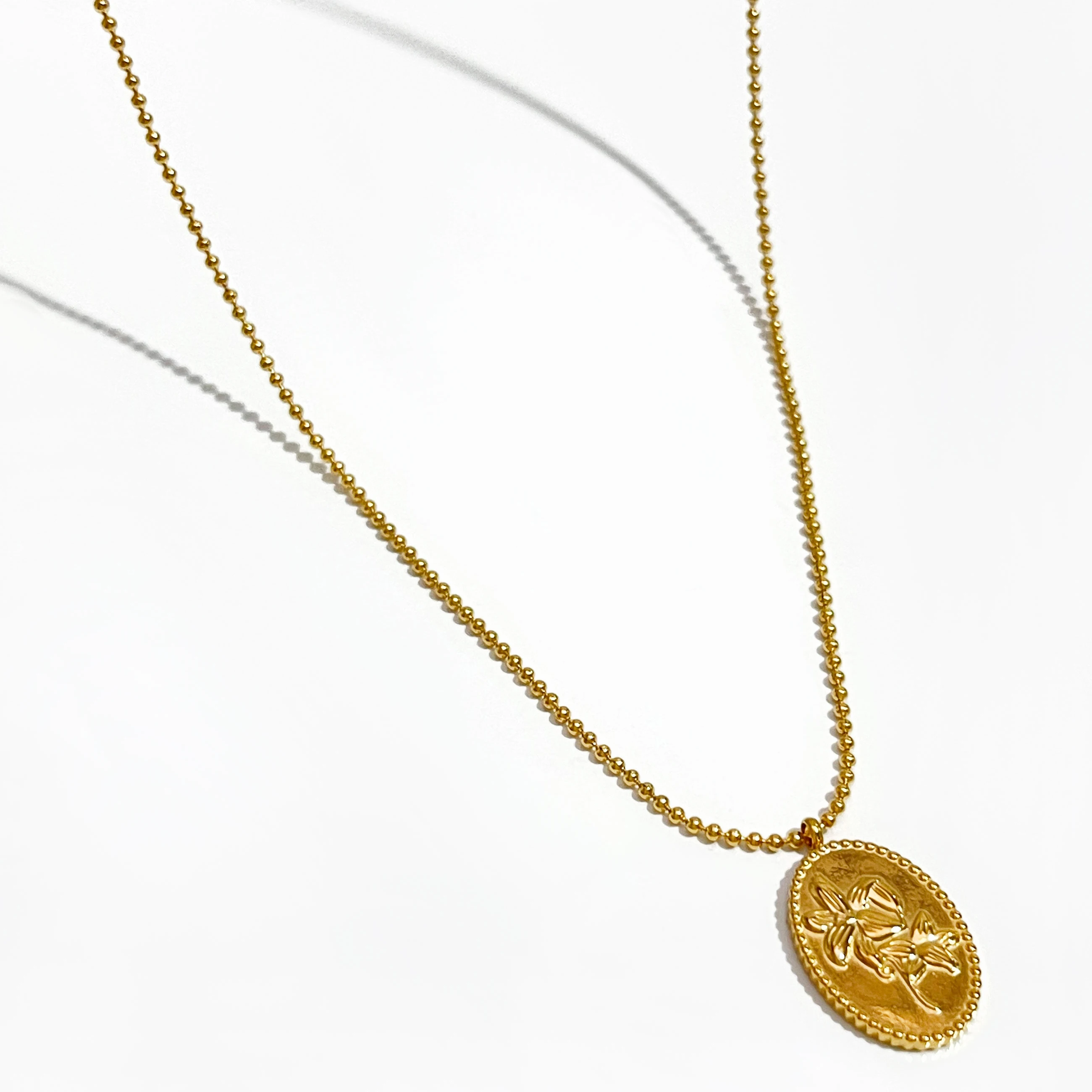 

Peri'sBox Engraved Lily Oval Pendant Necklace Small Flower Beaded Chain Necklace Cute Vintage Charms Necklaces For Women Jewelry