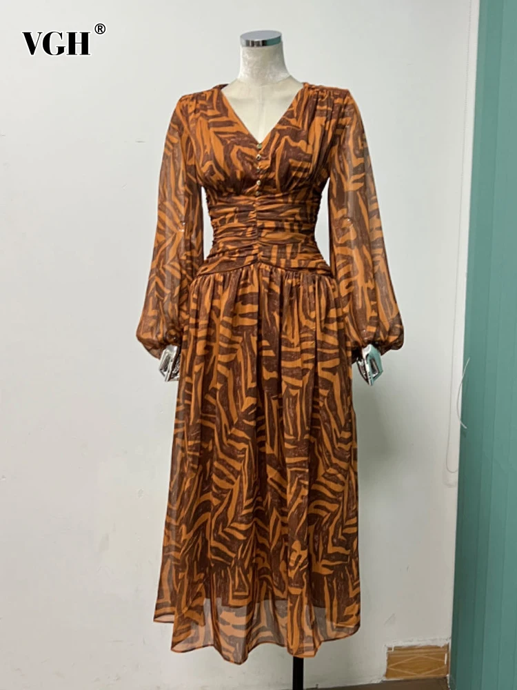 

Женское платье с рукавами-фонариками, V-образным вырезом и высокой талией