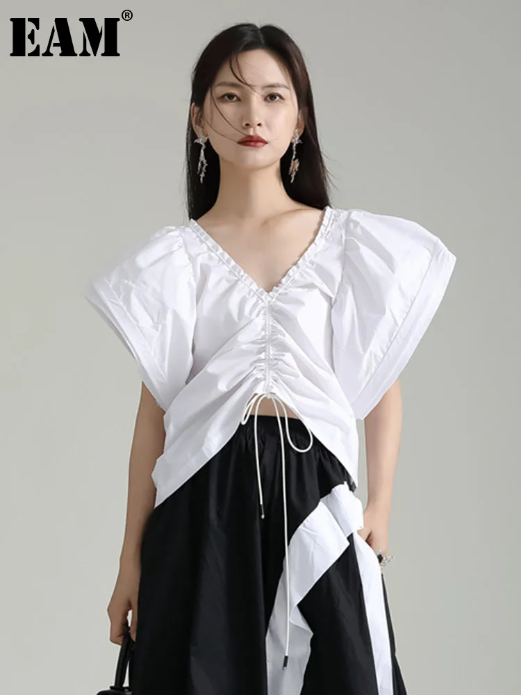 

[EAM] Women White Drawstring Pleated Big Size Blouse New V-Neck Short Sleeve Loose Shirt Fashion Spring Summer 2023 1DF9455