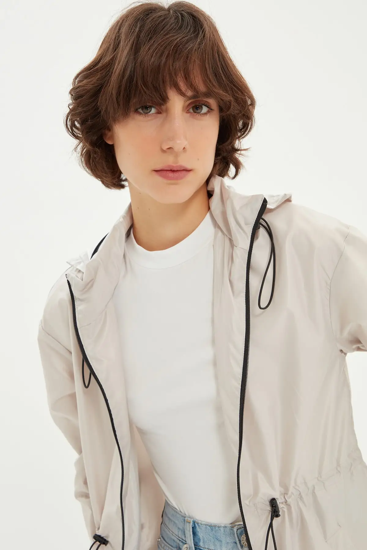 Плиссированная поясная куртка с капюшоном. Высококачественная продукция.