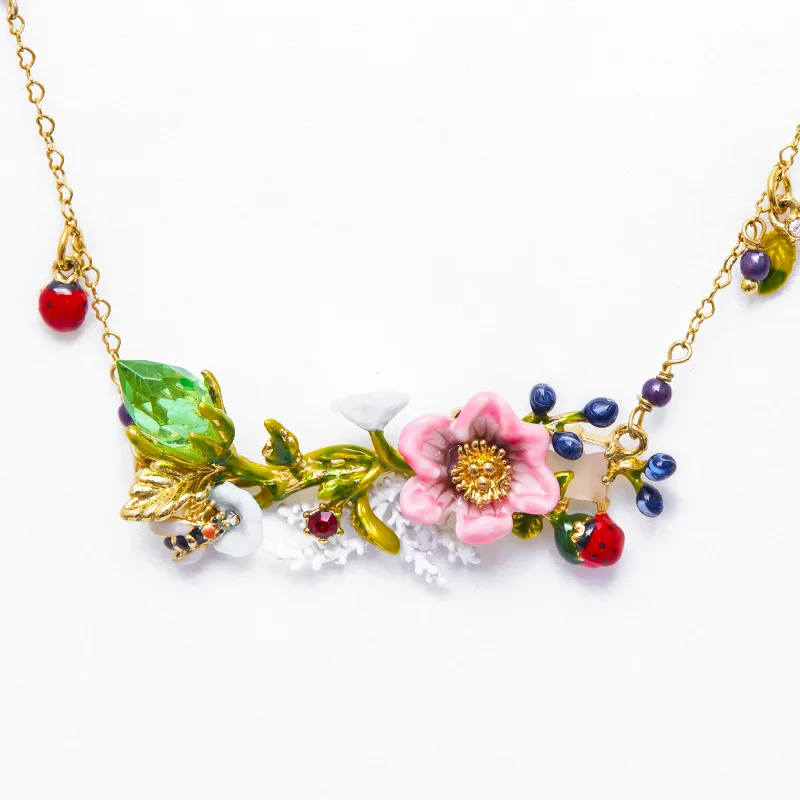 Женское ожерелье из бисера и камня