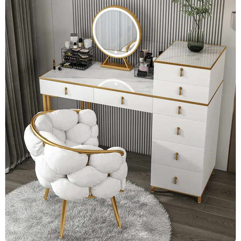 Кремовый стул для макияжа