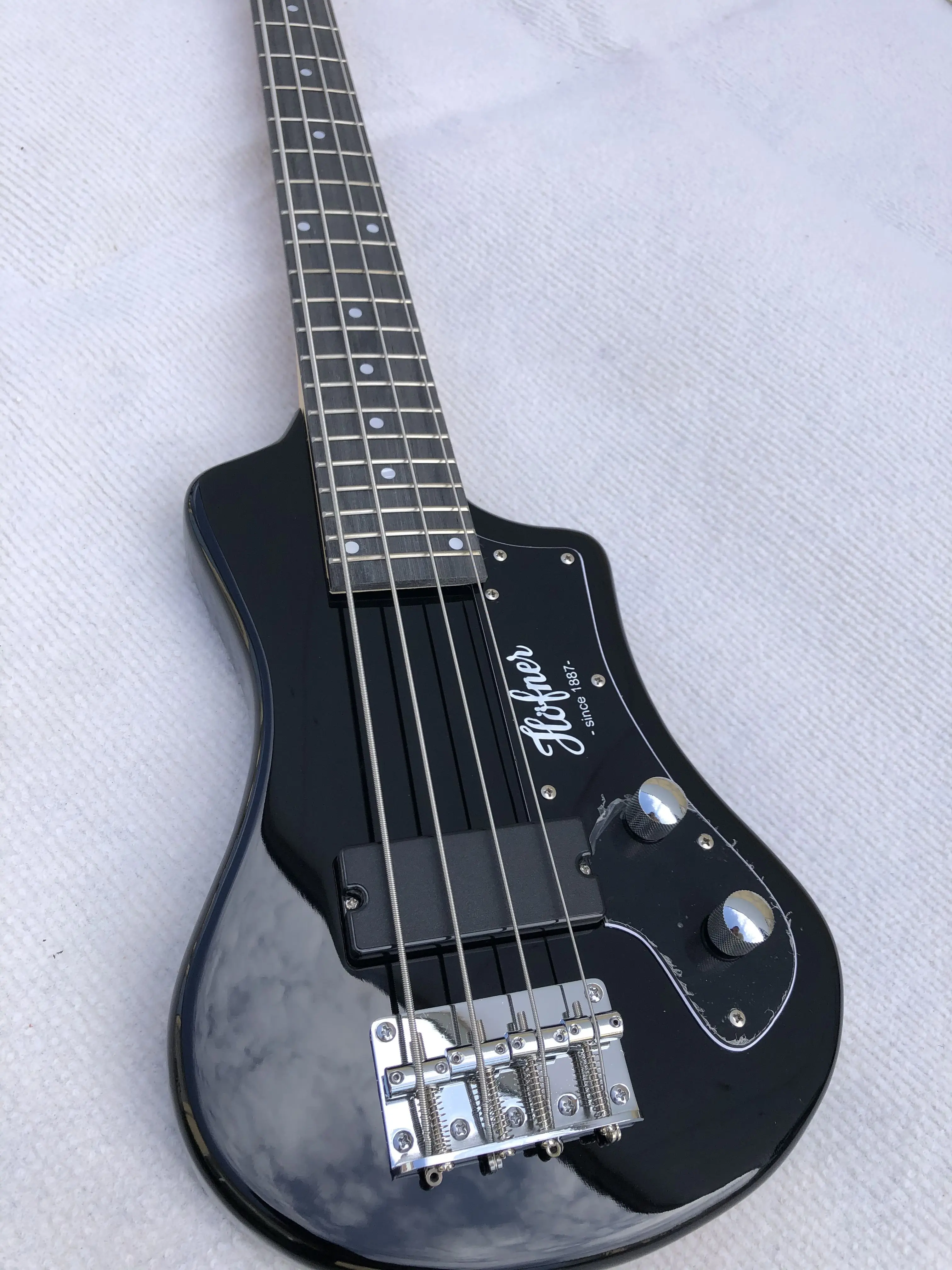 Hofner 4-струнная электрическая дорожная гитара Shorty — черный правый звукосниматель