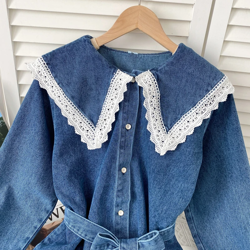 Платье с винтажным воротничком, длинными рукавами, кружевными вставками, высокой талией и шнуровкой, короткое А-силуэта из денима. Новинка весна-осень 2022 года.