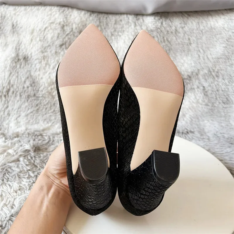 Женские туфли-лодочки с острым носком на квадратном каблуке 8 см