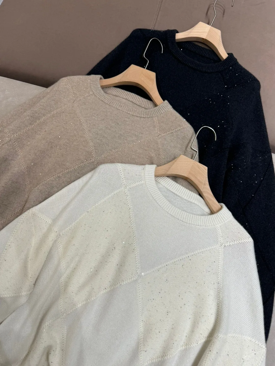 Женский кашемировый свитер с ромбическими пайетками и круглым вырезом B * C