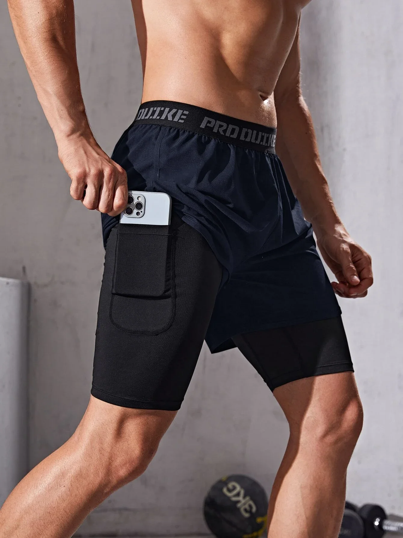 

Men Letter Tape 2 In 1 Sports Shorts & Phone Pocket