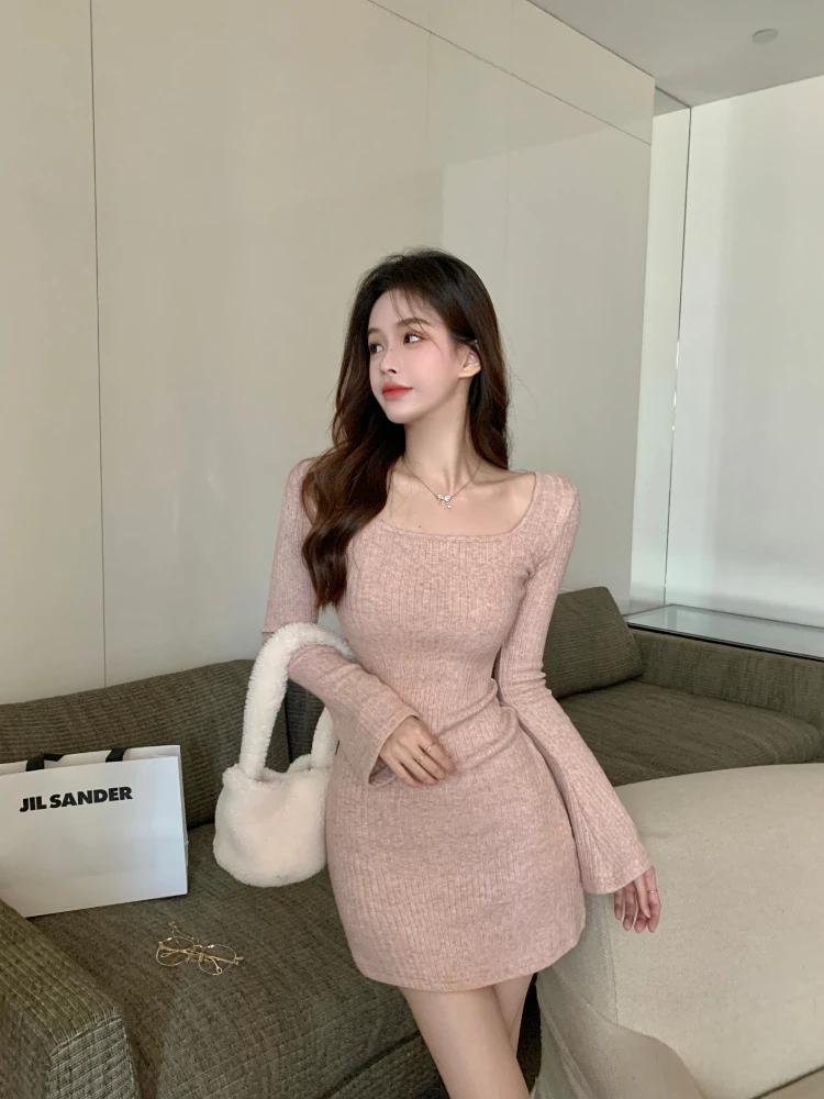 

Женское трикотажное платье с квадратным вырезом и рукавами-колоколами