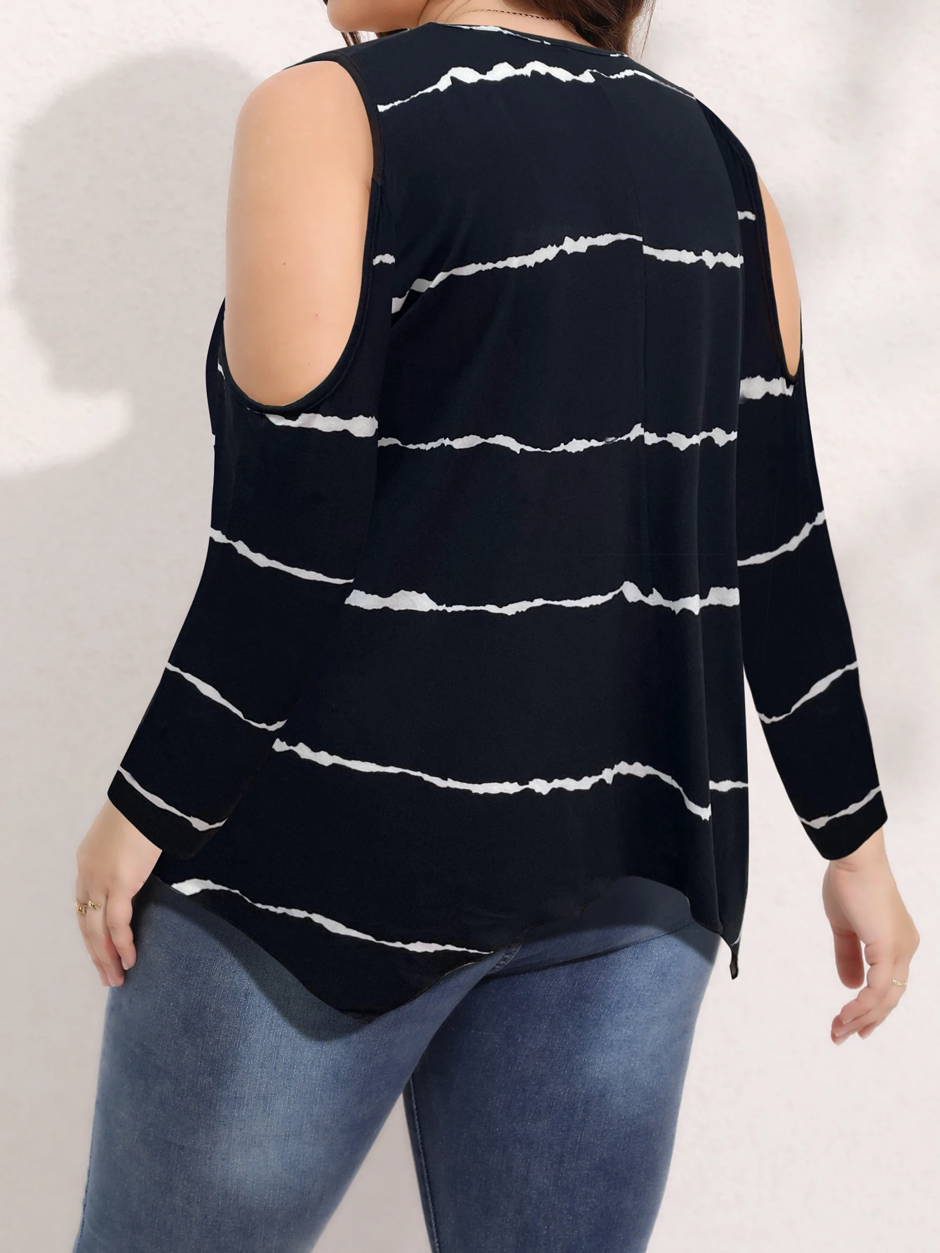 Рисунок 2 - Женская футболка в полоску с V-образным