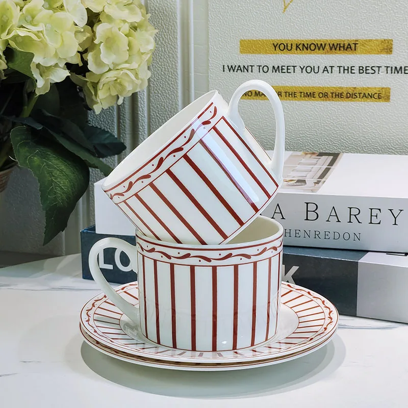 2022 New Luxury Coffee Cup Set Bone China Tea Cups and Saucer Sets Ceramic Mugs Fine Porcelain Wedding Decoration Drinkware