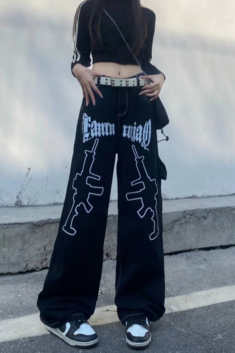 

Женские джинсы, повседневные брюки, комбинезоны в стиле хип-хоп, прямые брюки с широкими штанинами и принтом пистолета в стиле панк, джинсы с эффектом потертости для осени и зимы