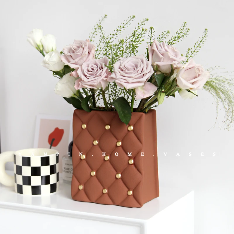 

Creative Retro Bag Vase Villa Living Room Decoration Flower Arrangement Resin Vases TV Cabinet Ornament Modern Home Accessories
