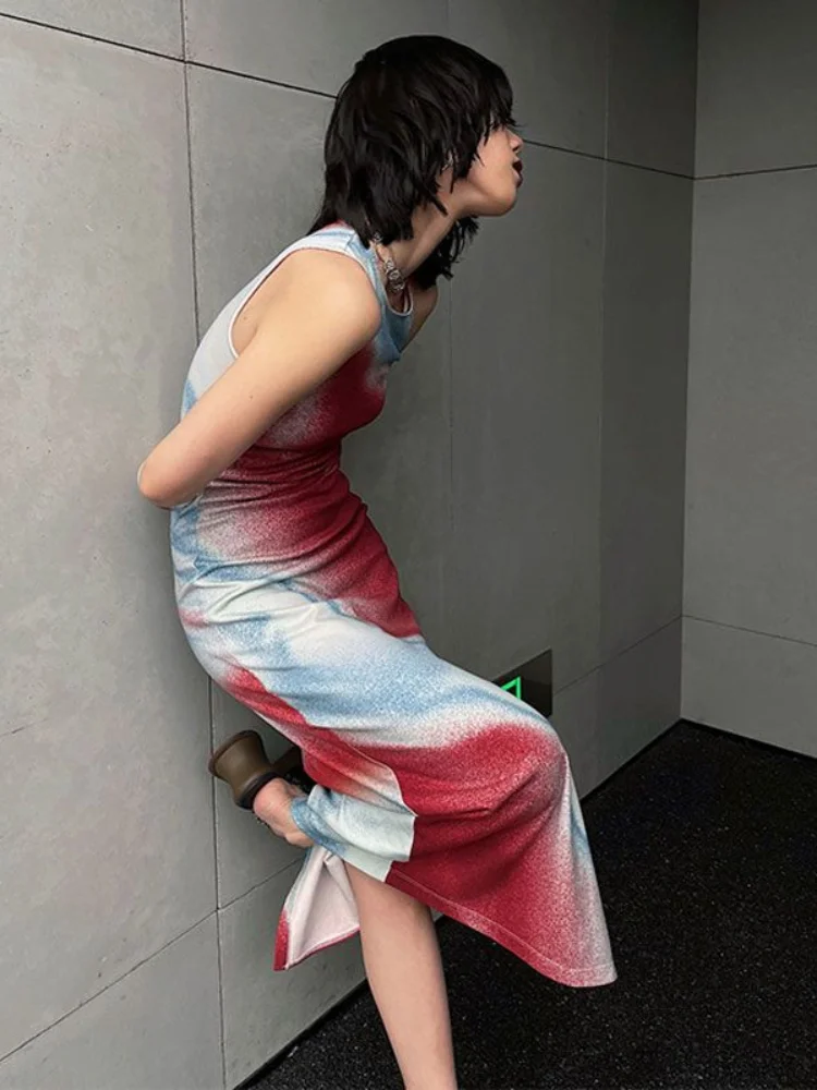 Женское приталенное платье контрастных цветов