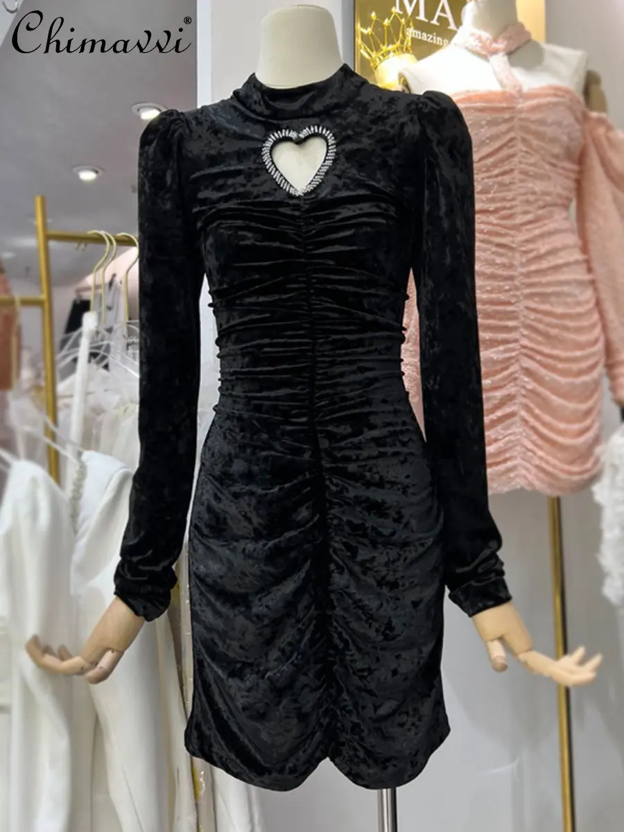 

2022 Autumn New British Socialite Dignified Hollow Heart-Shaped Short Dress Fashion Velvet Pleated Slim Black Dress for Women