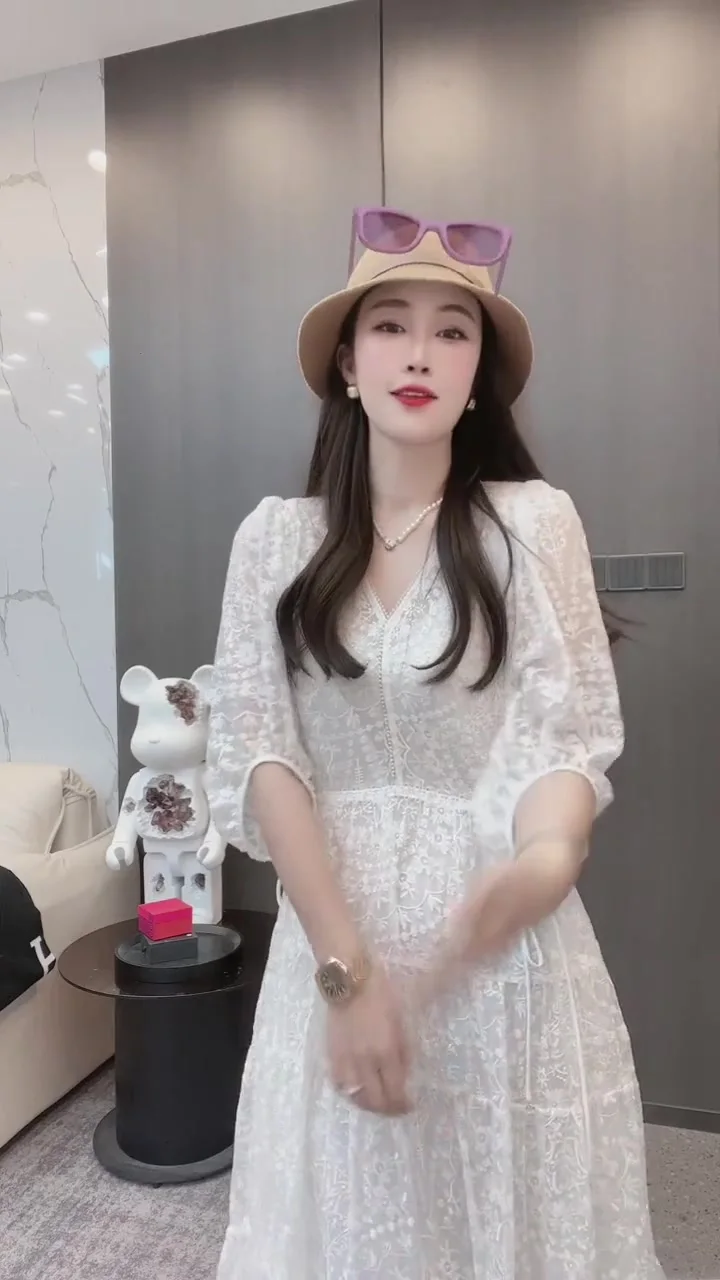 Шифоновое платье с коротким рукавом V-образным вырезом и поясом