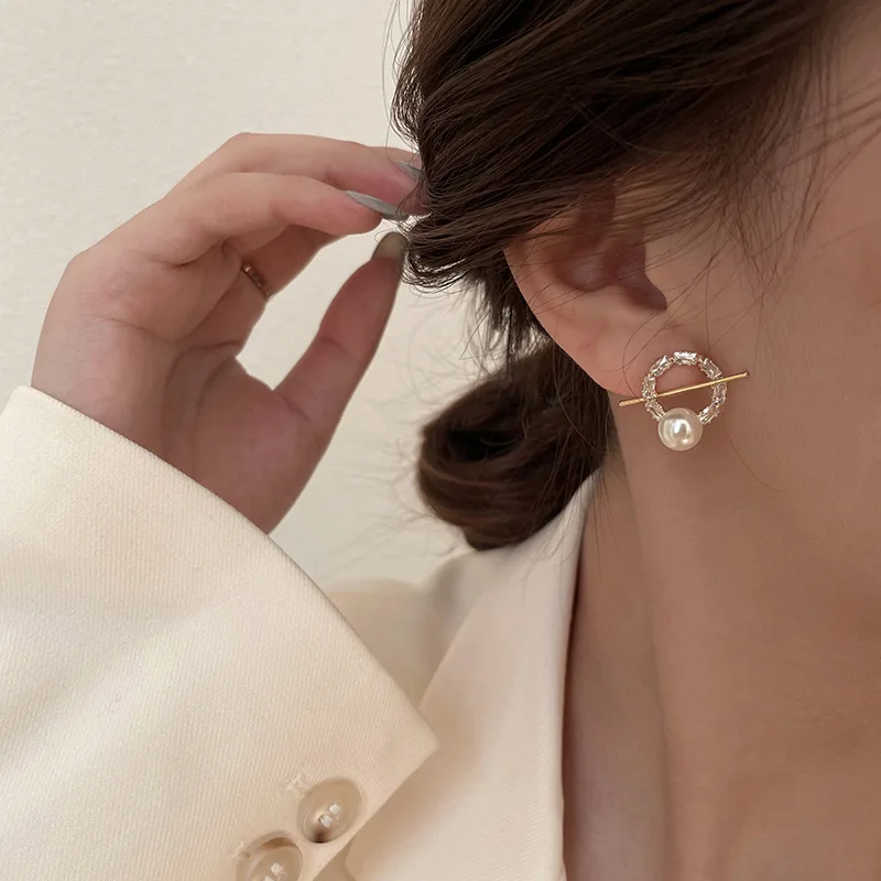 

Women's Earrings Korea Luxury Imitation Pearl Stud Earrings for Women Shiny Zircon Small Circle Gold Earrings 2022 Trend Jewelry