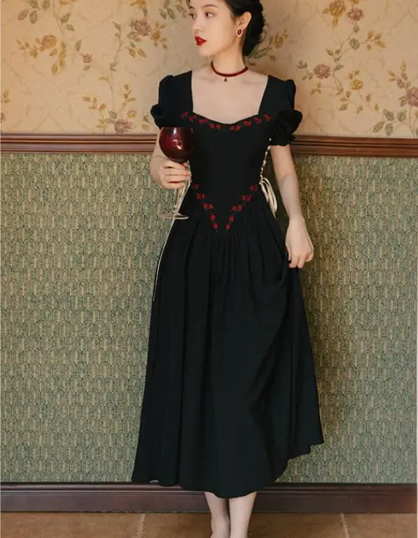 Женское винтажное платье с вышивкой черное облегающее рукавами-фонариками и