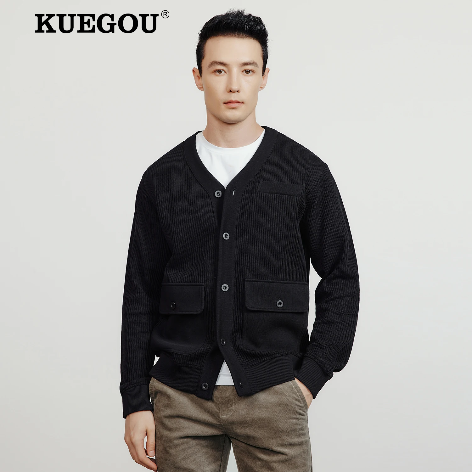 

KUEGOU 2022 Autumn New Men's V-Neck Cardigan Knitted Sweater Quality Patchwork Pockets Buttons Gentleman Cotton Blend Coat 55051