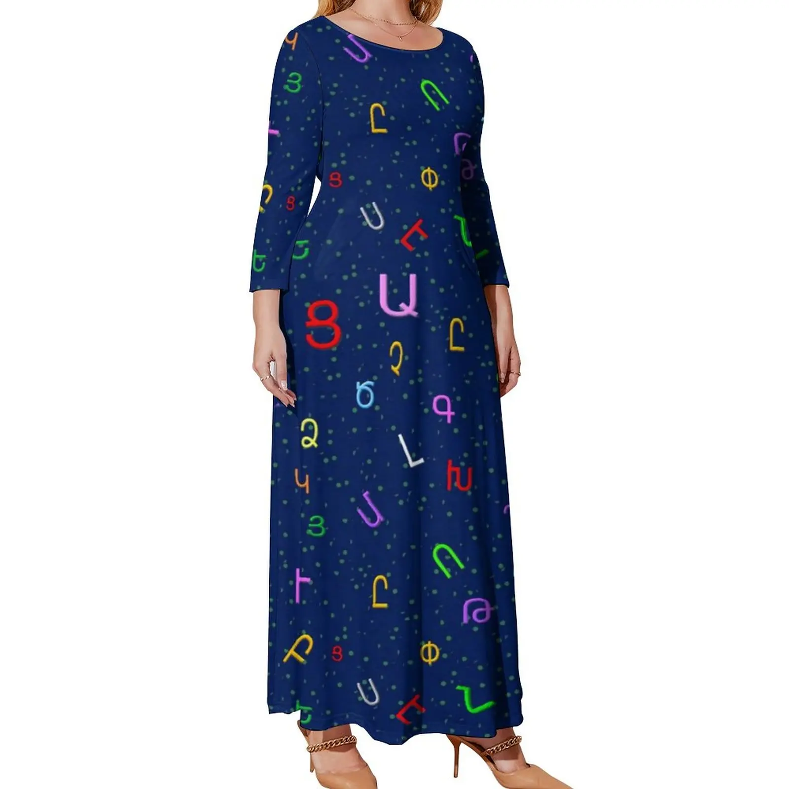 

Платье-макси с длинным рукавом и яркими буквами