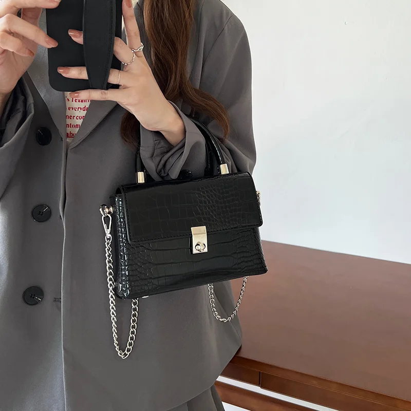 

2022 новая стильная темпераментная маленькая квадратная сумка с крокодиловым узором женская модная универсальная сумка-мессенджер на одно п...