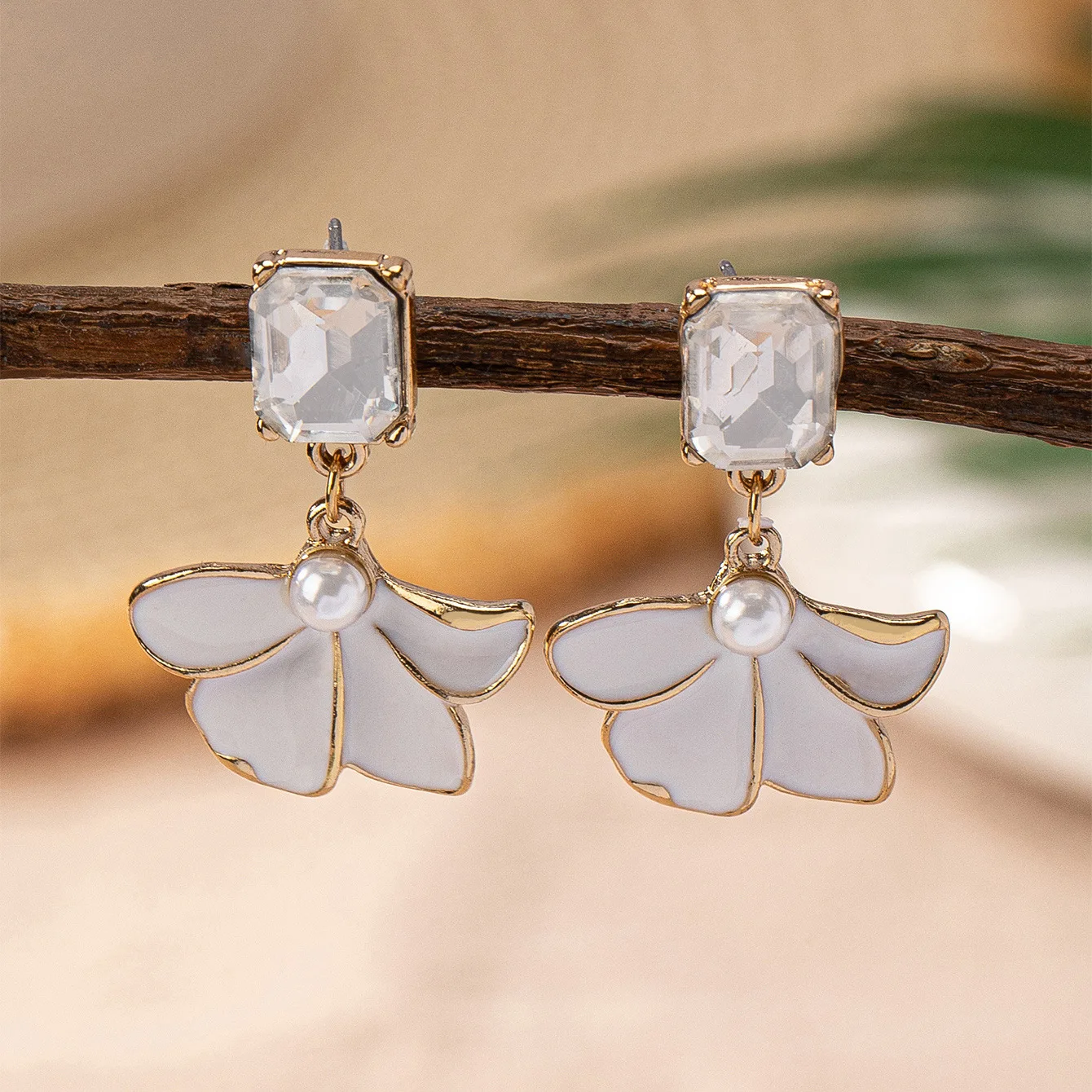 Женские серьги-гвоздики с искусственным жемчугом