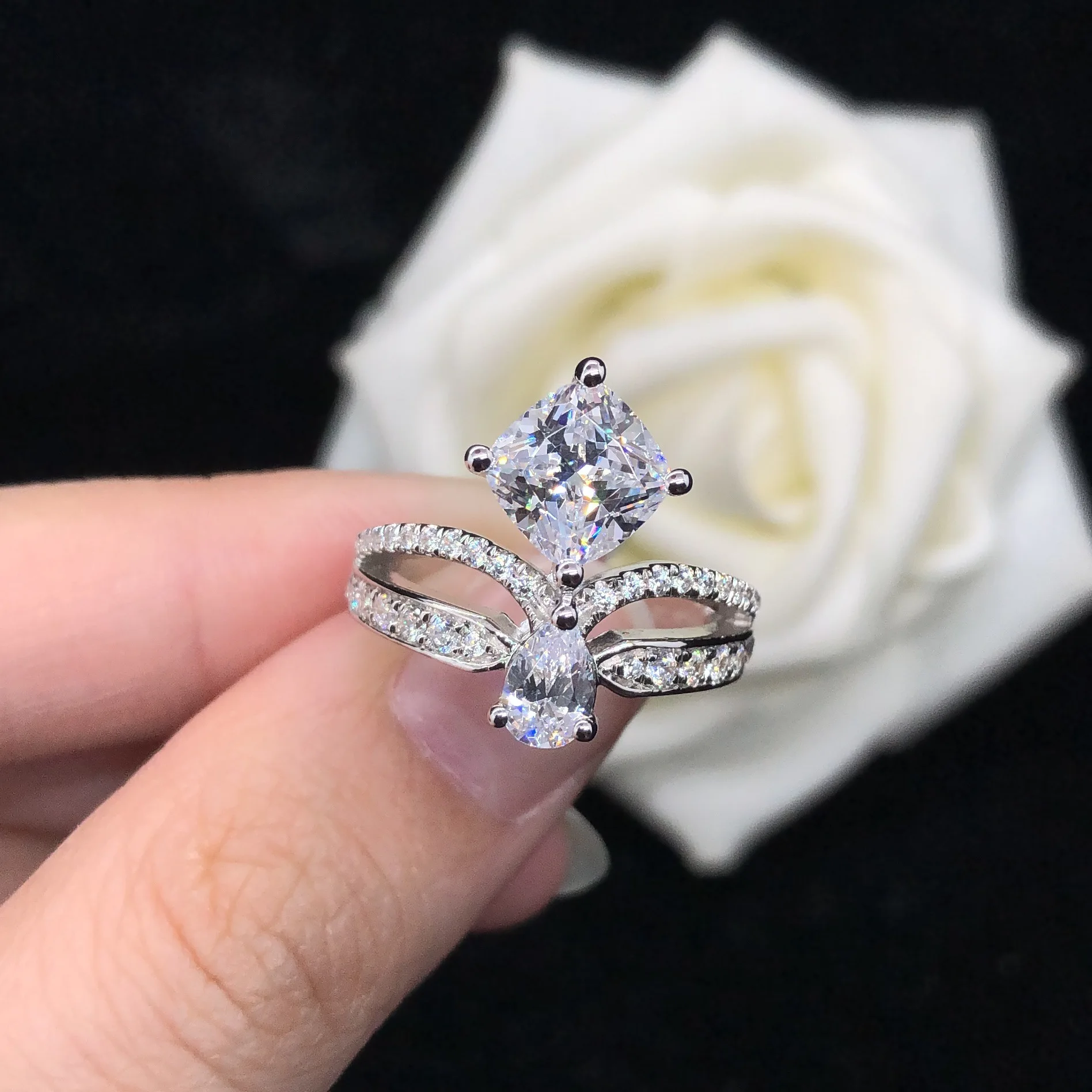 

Fine Jewelry925 Silver Gold-plated 2ct Moissanite Diamond High Carbon Diamond Ring Refers To Elegant Square Diamond Ring