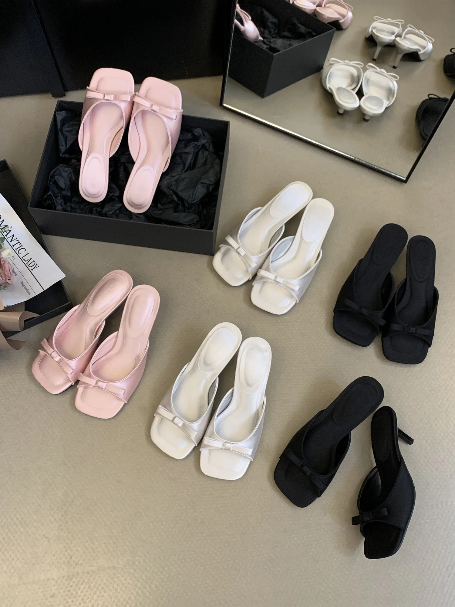 Шлепанцы женские без задника сланцы на тонком высоком каблуке застежки с бантом