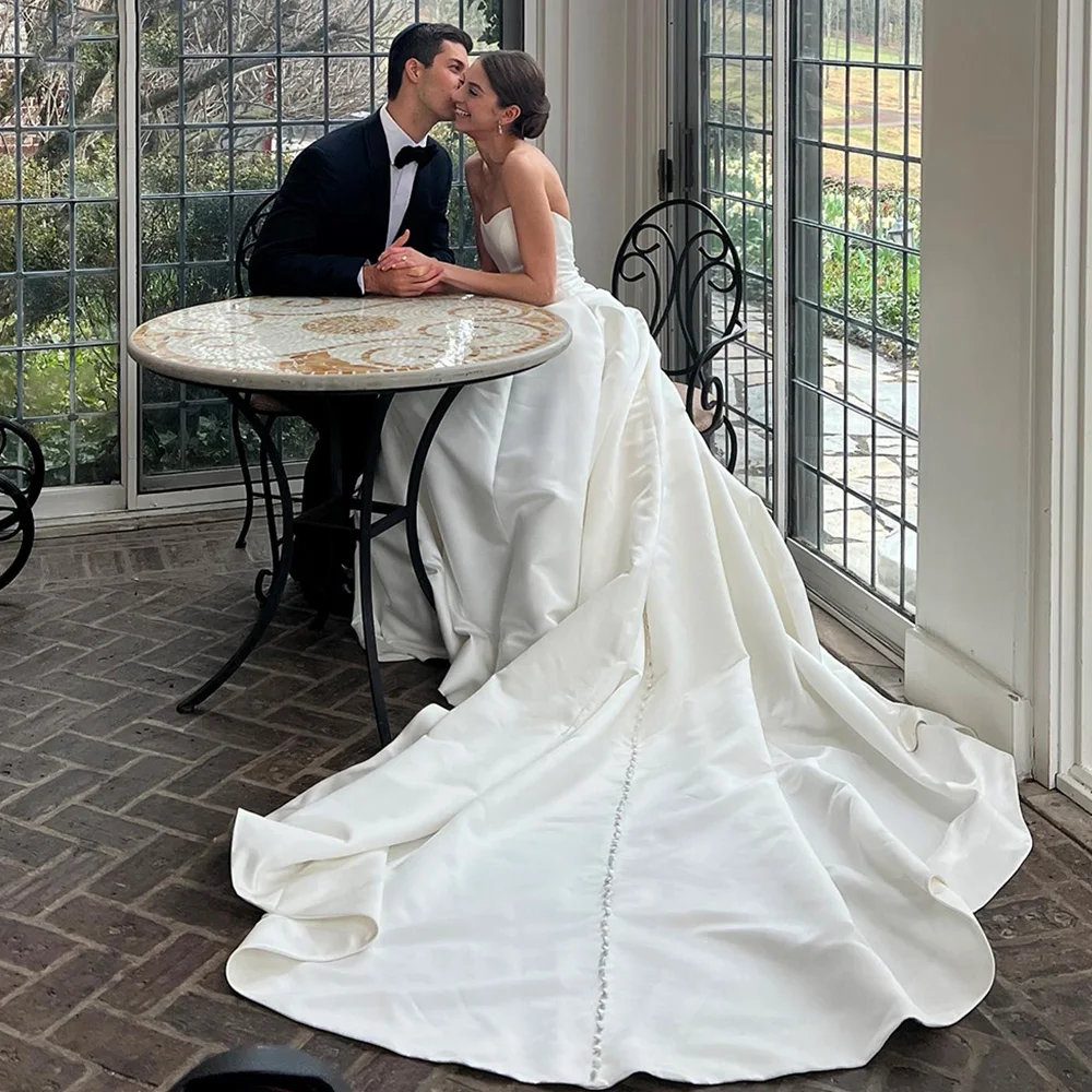 

Simple White Wedding Dresses 2022 Strapless Sleeveless Satin Dress A-Line Backless Button Sweep Train Chapel Train Bridal Gowns
