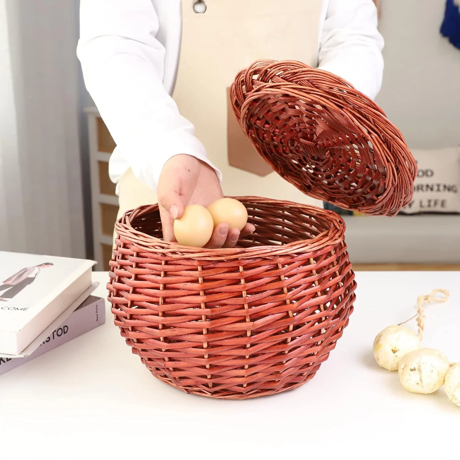 Большая коричневая плетеная корзина с крышкой просторное и стильное решение для