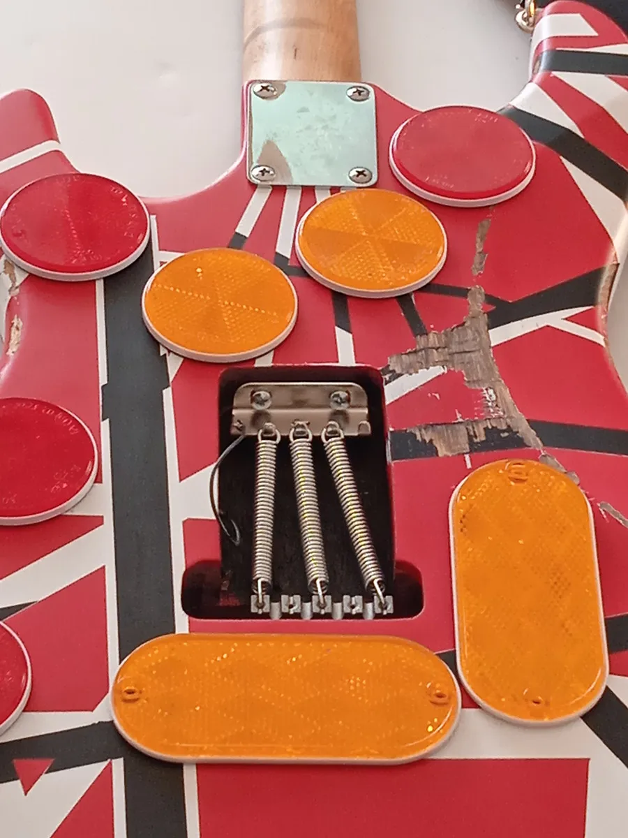 Жареная электрическая гитара из клена/красный корпус/украшенная черно-белыми